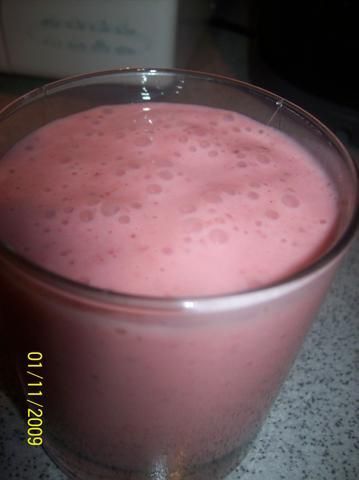 koktajl z truskawek i jogurtu