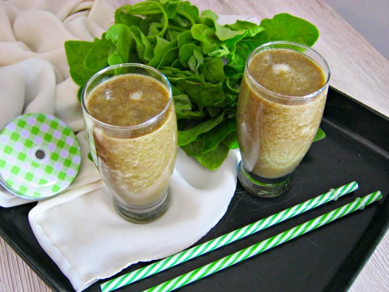 Koktajl ze szpinakiem i owocami