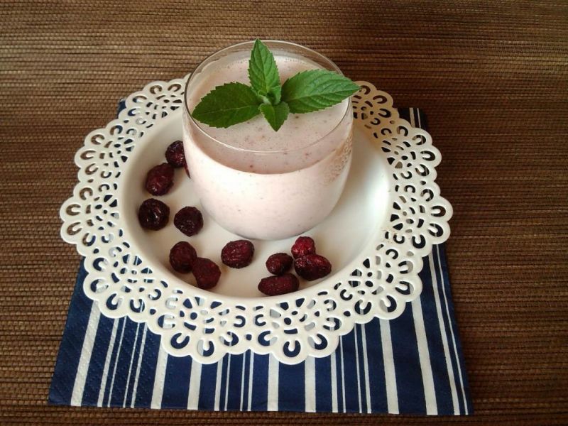 Koktajl żurawinowy na kefirze z otrębami 