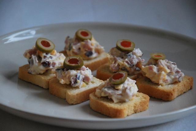 Koktajlowe kanapeczki na sucharkach 