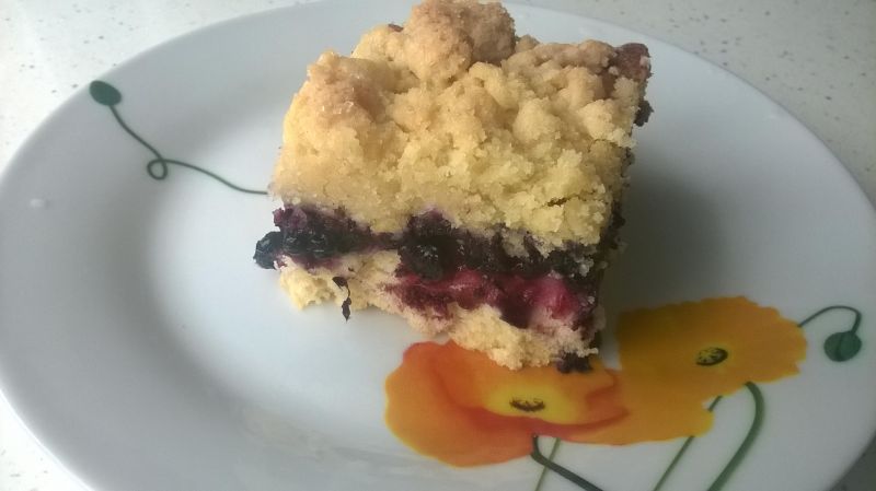 Kołacz z jagodami i kruszonką