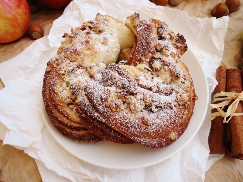 Kołaczyki cynamonowe z orzechową kruszonką