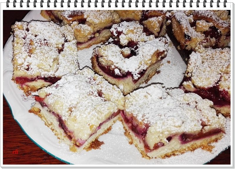 Kołocz drożdżowy Eli ze śliwkami i posypką Kołocz drożdżowy Eli ze śliwkami i posypką