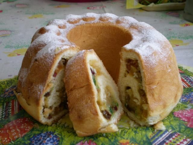 Kolorowa babka drożdżowa