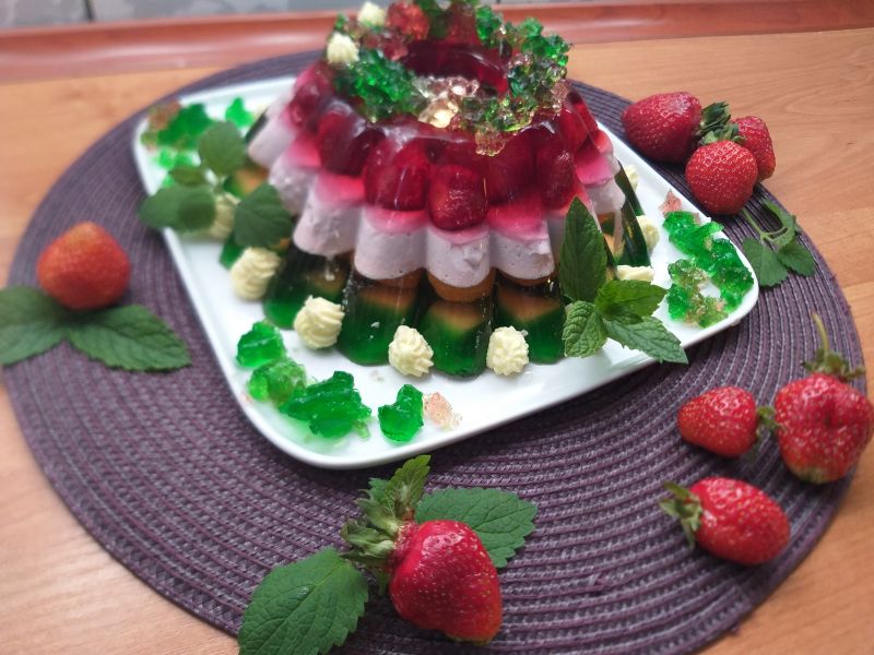 Kolorowa babka galaretkowa jogurtowa z owocami