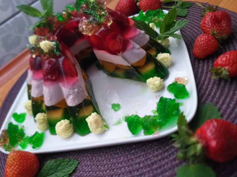 Kolorowa babka galaretkowa jogurtowa z owocami