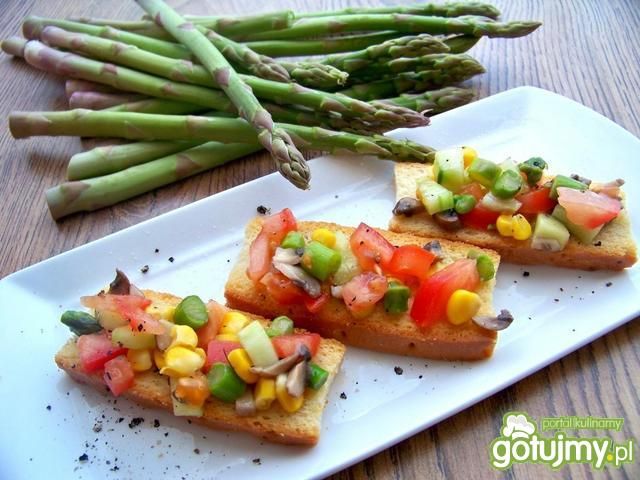 Kolorowa bruschetta  ze szparagami Kolorowa bruschetta  ze szparagami