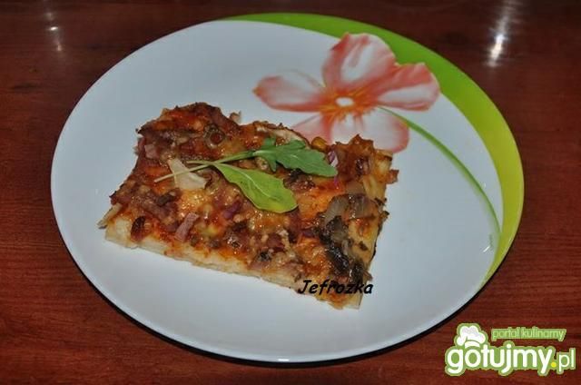 Kolorowa domowa pizza z rukolą  Kolorowa domowa pizza z rukolą