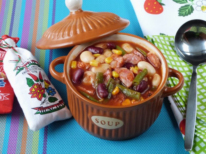 Kolorowa fasola w sosie pomidorowym 