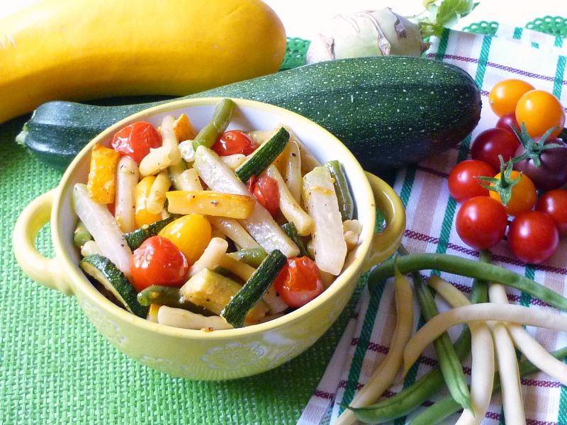 Kolorowa fasolka z kalarepą i pomidorami