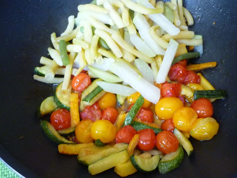 Kolorowa fasolka z kalarepą i pomidorami