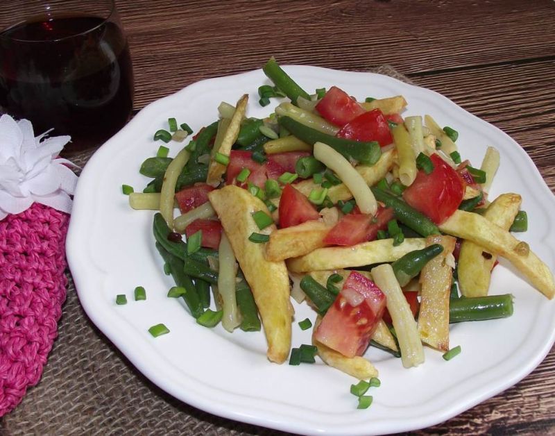 Kolorowa fasolka z pomidorkami i ziemniakami Kolorowa fasolka z pomidorkami i ziemniakami