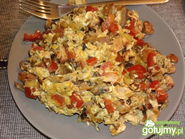 Kolorowa jajecznica na śniadanie Kolorowa jajecznica na śniadanie