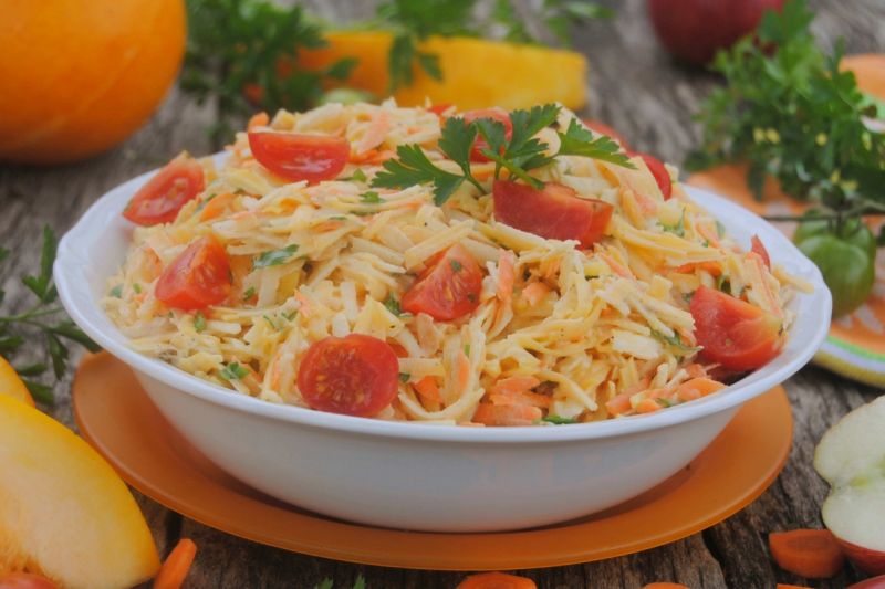 Kolorowa jesienna surówka