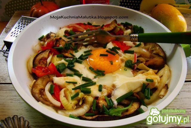 Kolorowa patelnia z sadzonym 