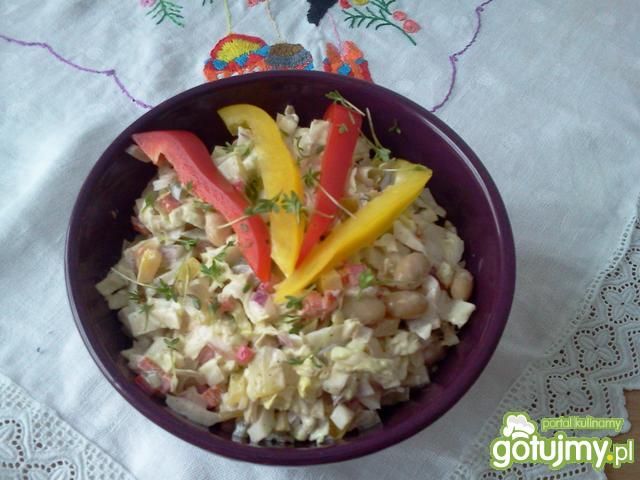 Kolorowa pekinka z białą fasolą do obiad