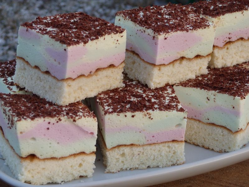 Kolorowa pianka na biszkopcie