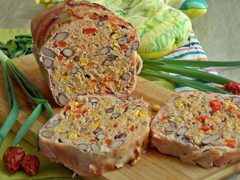 Kolorowa pieczeń w boczku wędzonym Kolorowa pieczeń w boczku wędzonym