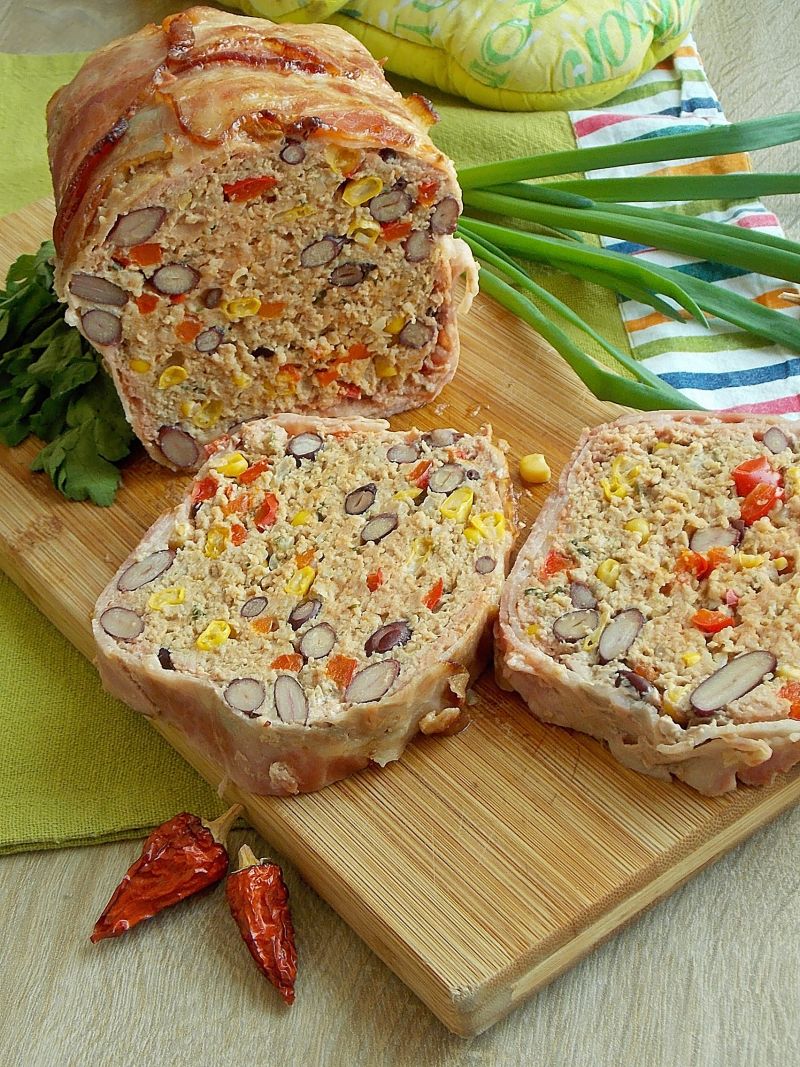 Kolorowa pieczeń w boczku wędzonym Kolorowa pieczeń w boczku wędzonym