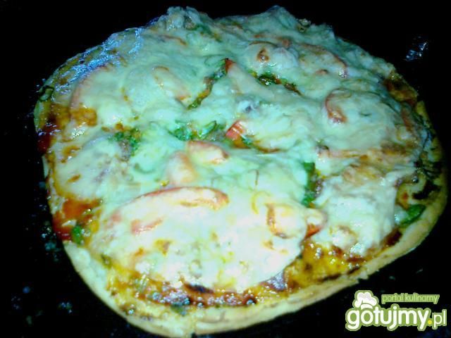 Kolorowa pizza domowa z kielbasą Kolorowa pizza domowa z kielbasą