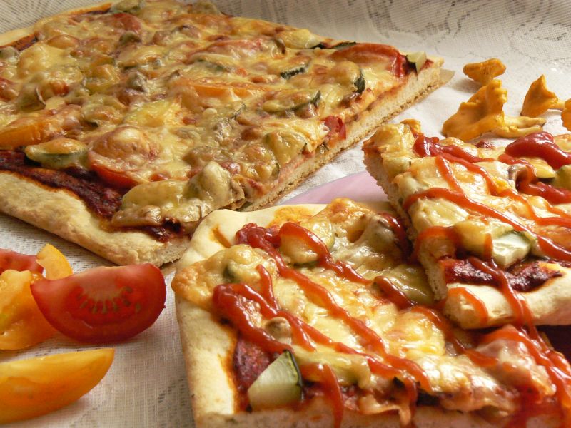 Kolorowa pizza na cieście z rozmarynem