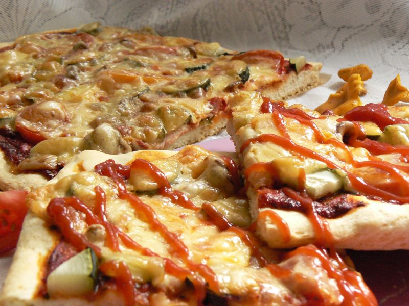 Kolorowa pizza na cieście z rozmarynem