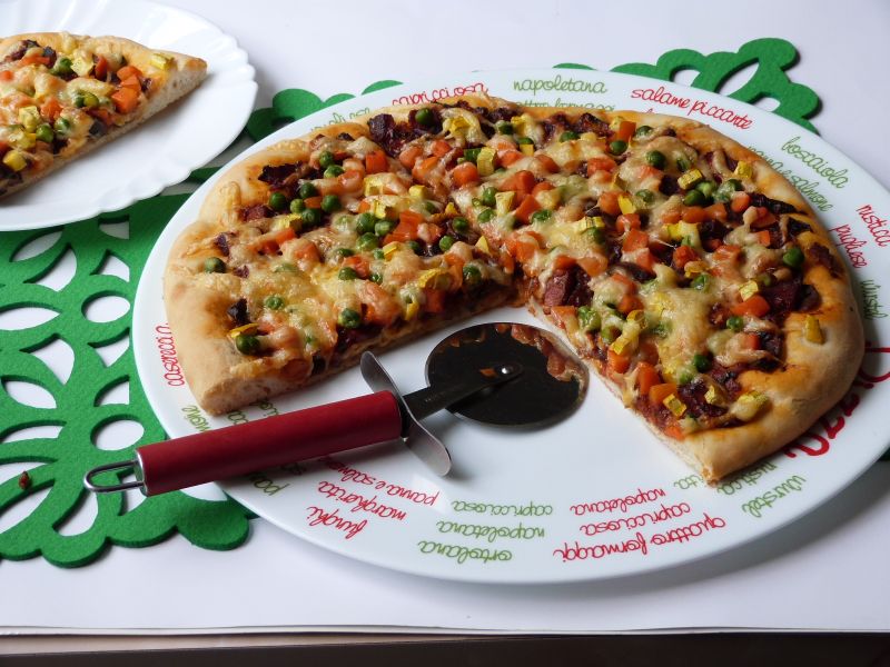Kolorowa pizza z groszkiem
