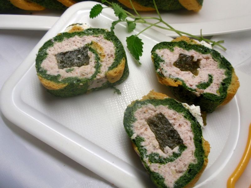 Kolorowa rolada szpinakowa Kolorowa rolada szpinakowa