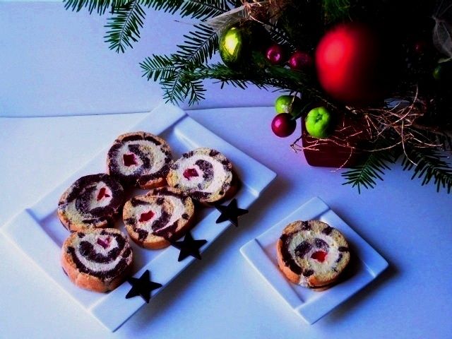 Kolorowa rolada z ajerkoniakowym kremem Kolorowa rolada z ajerkoniakowym kremem