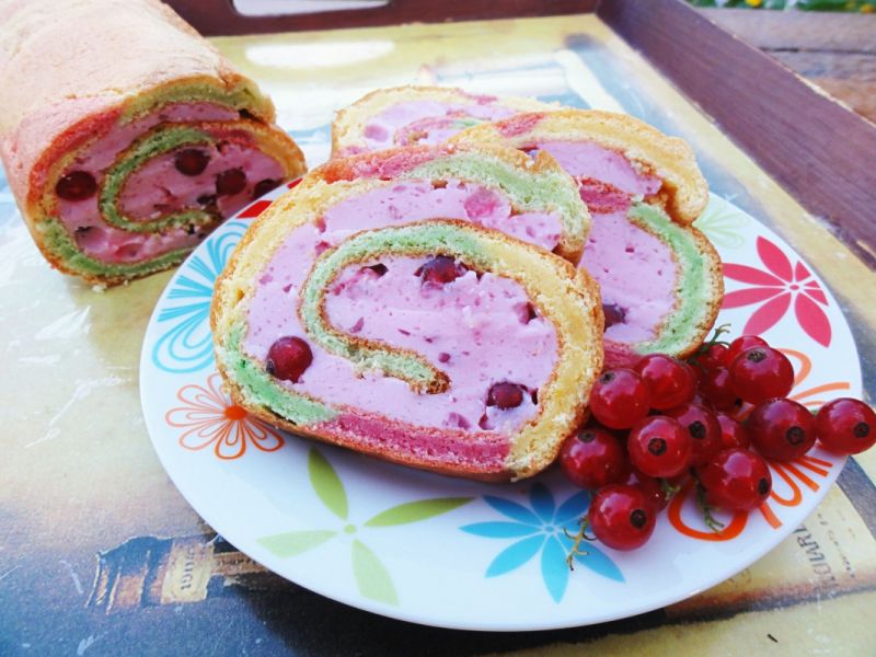 Kolorowa rolada z porzeczkami  Kolorowa rolada z porzeczkami