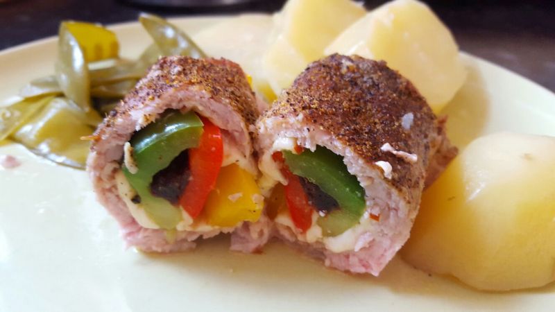 Kolorowa roladka z serem wędzonym.