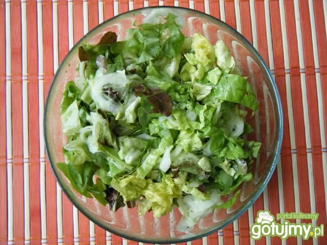 Kolorowa sałata z ogórkami 