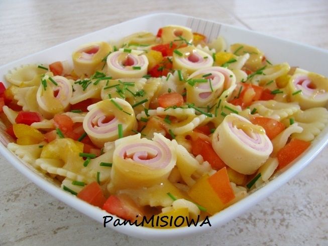 Kolorowa sałatka makaronowa ze świderkami