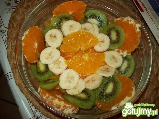 Kolorowa sałatka owocowa w białym winie 