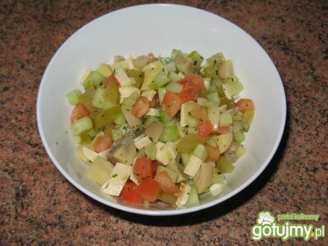 Kolorowa sałatka pieczarkowa