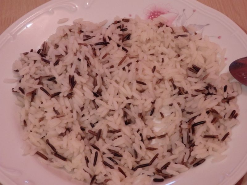 Kolorowa sałatka ryżowa z łososiem