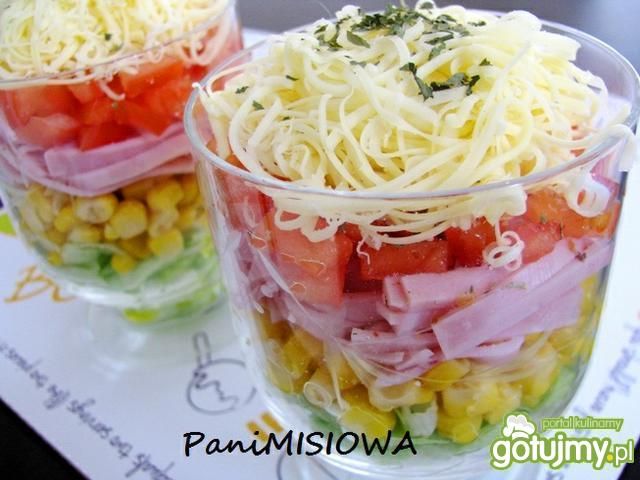 Kolorowa sałatka warstwowa