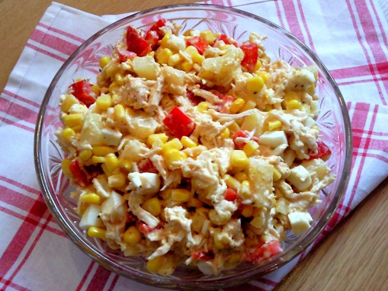 Kolorowa sałatka z ananasem i kurczakiem