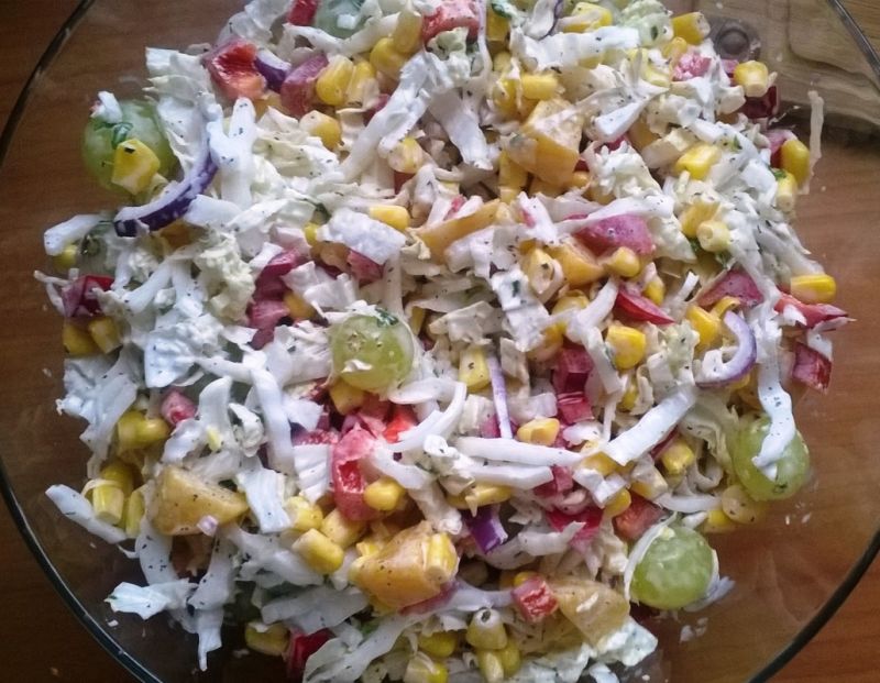 Kolorowa sałatka z brzoskwinią 