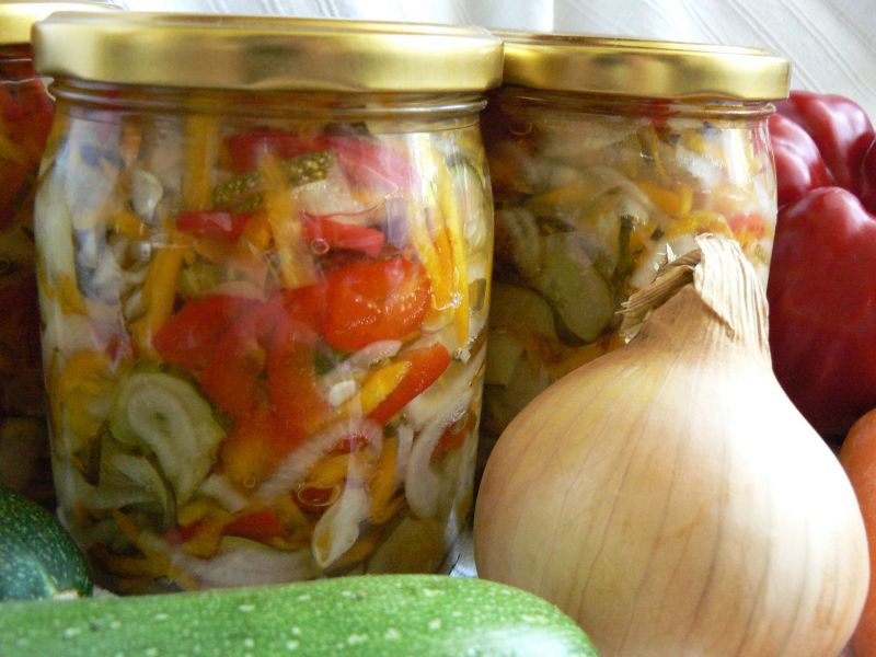 Kolorowa sałatka z cukinią Kolorowa sałatka z cukinią