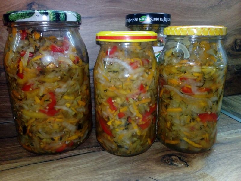 Kolorowa sałatka z cukinią do słoików