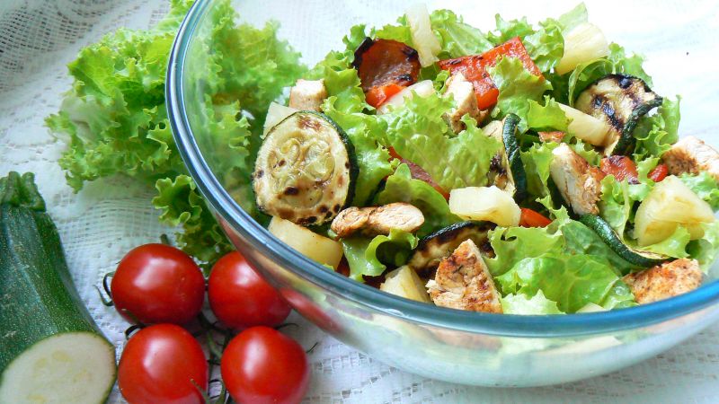 Kolorowa sałatka z dodatkiem grillowanych warzyw Kolorowa sałatka z dodatkiem grillowanych warzyw