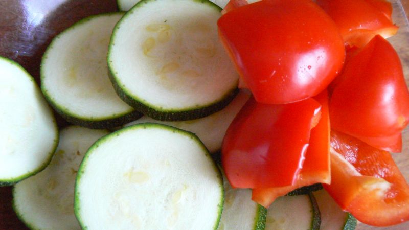Kolorowa sałatka z dodatkiem grillowanych warzyw