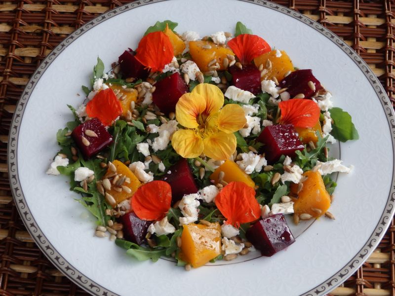 Kolorowa sałatka z dynią i buraczkiem