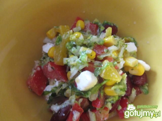 Kolorowa sałatka z fetą i papryką