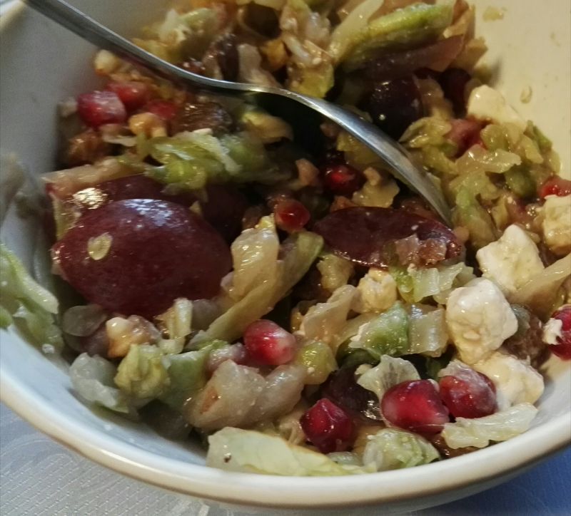 Kolorowa sałatka z granatem i winogronami