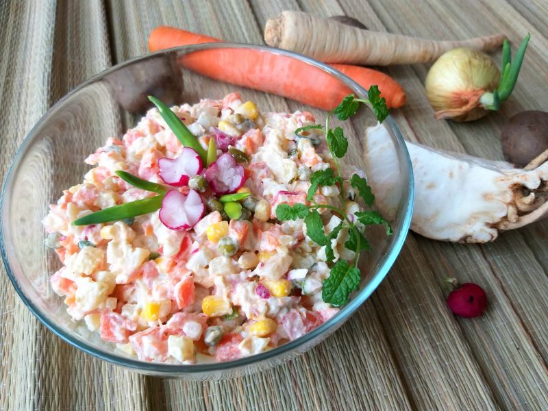 Kolorowa sałatka z jarzynami i rzodkiewką