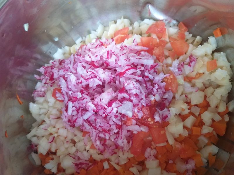 Kolorowa sałatka z jarzynami i rzodkiewką