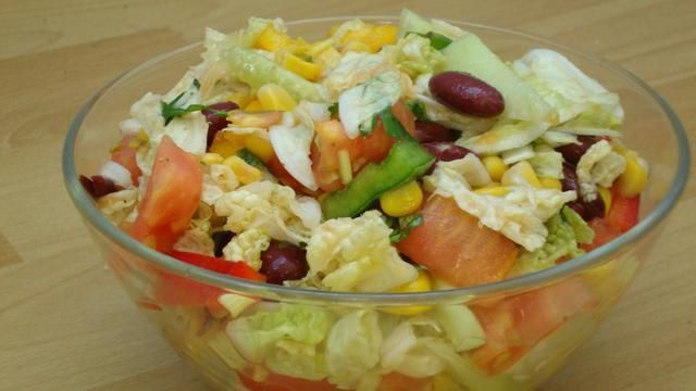 Kolorowa sałatka z kapusty pekińskiej Kolorowa sałatka z kapusty pekińskiej