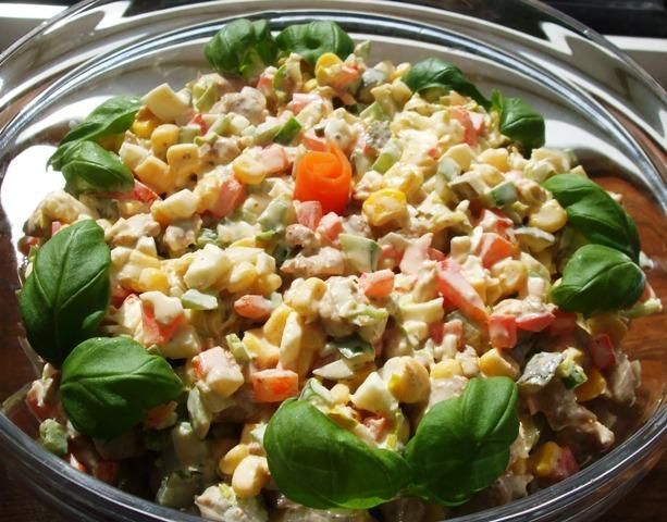 Kolorowa salatka z kurczakiem